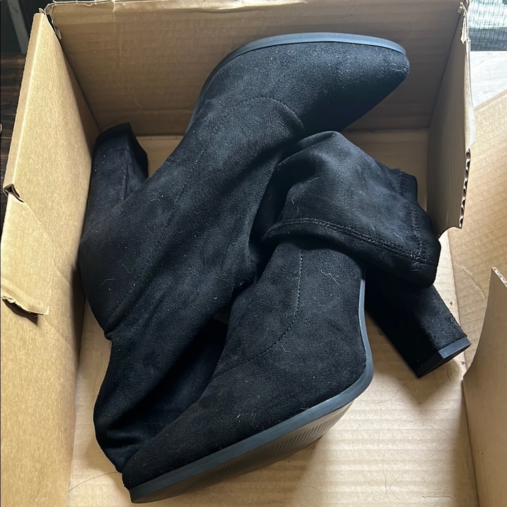 Boohoo Black Heeled Boots Sleek Design